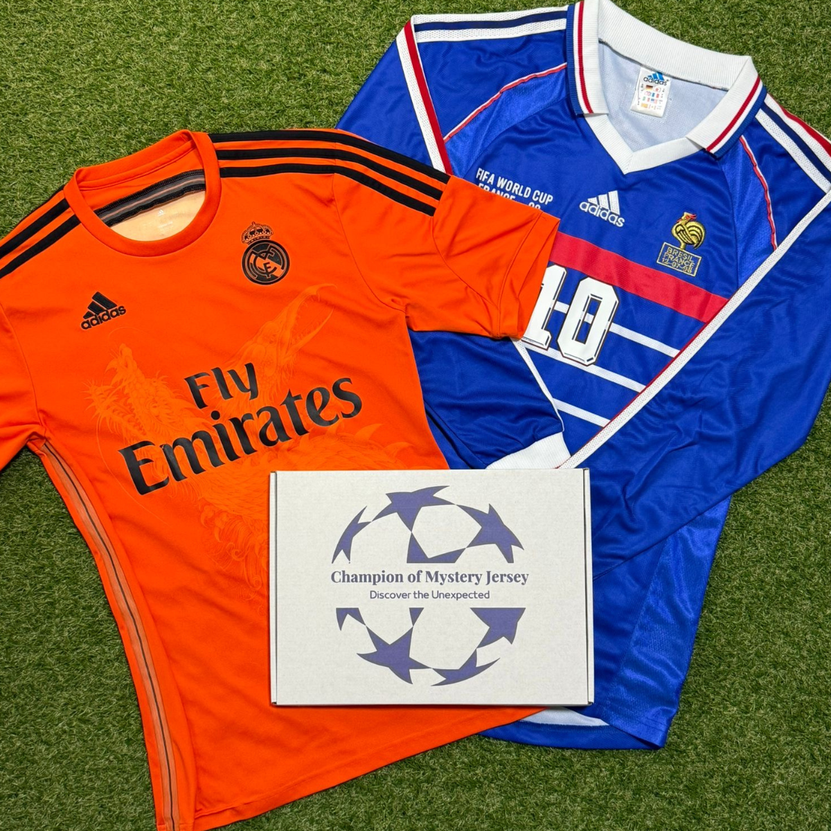 Auswahl originaler Retro-Fussballtrikots vergangener Saisons
