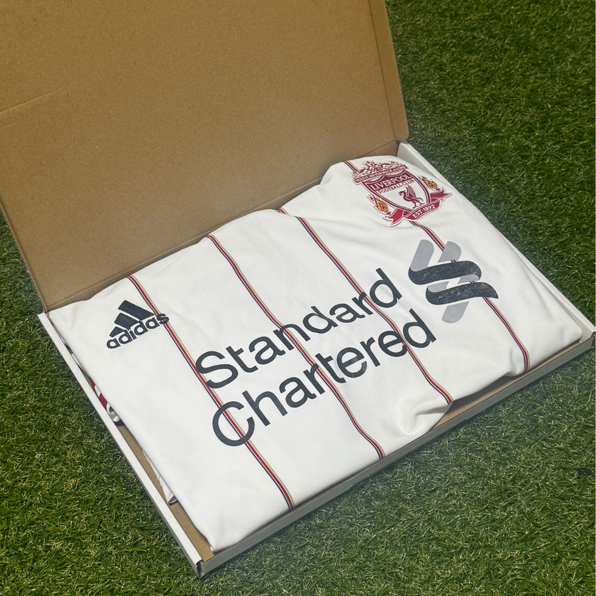 Originale Retro-Fussballtrikots berühmter Clubs aus aller Welt
